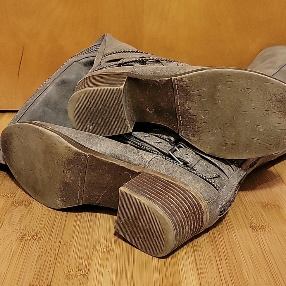 Boots - Picture 3 of 4
